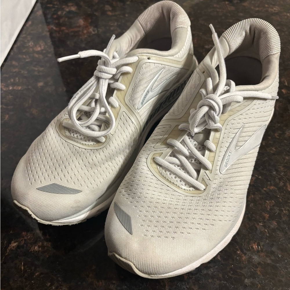 Brooks Women’s Adrenaline GTS 20 Running Wide Size 9.5 Wide White Gray Active